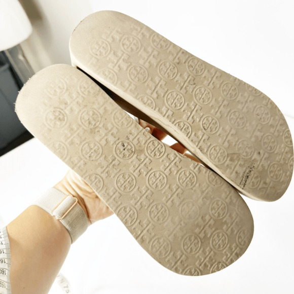 TORY BURCH Wedge Platform Flip Flop SANDAL Khaki Beige rubber medallion 8.5 - Picture 5 of 5